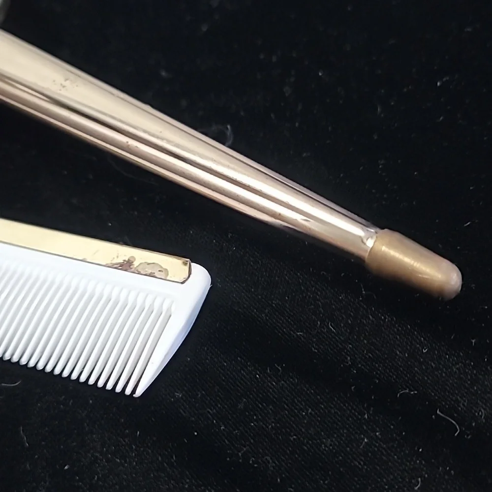 Vintage Brush and Comb Set‎